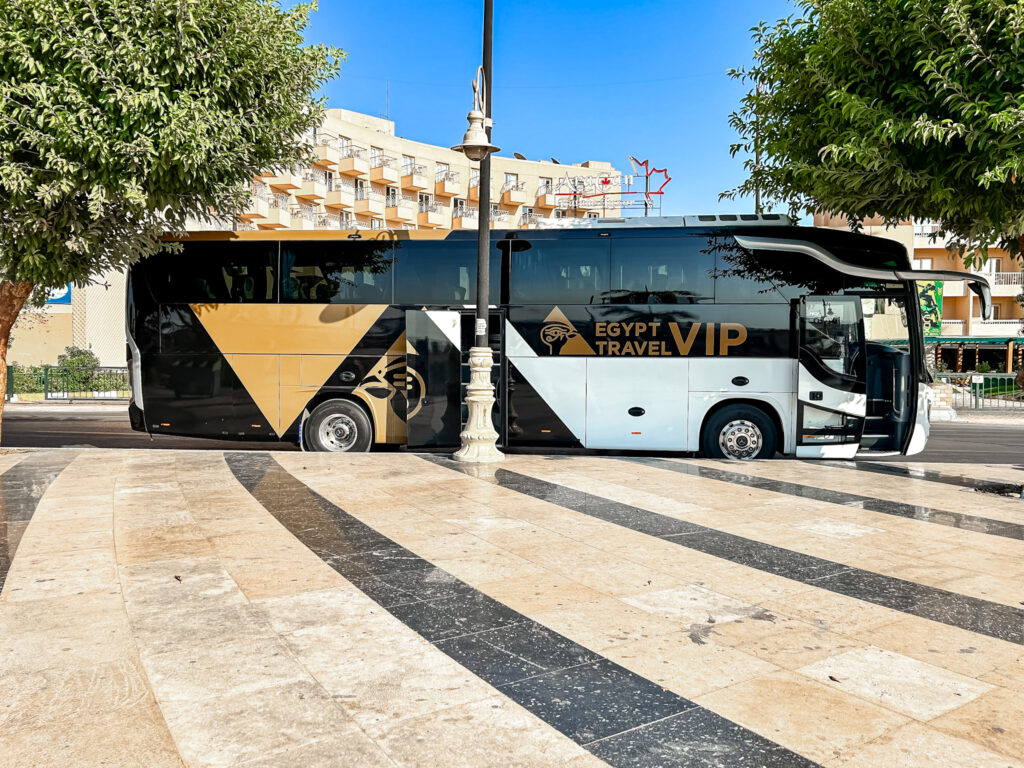 Ônibus usado pela famtour em Luxor