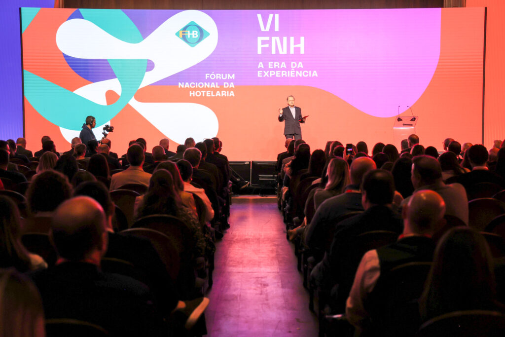 Orlando Souza, presidente executivo do FOHB durante o Fórum Nacional da Hotelaria