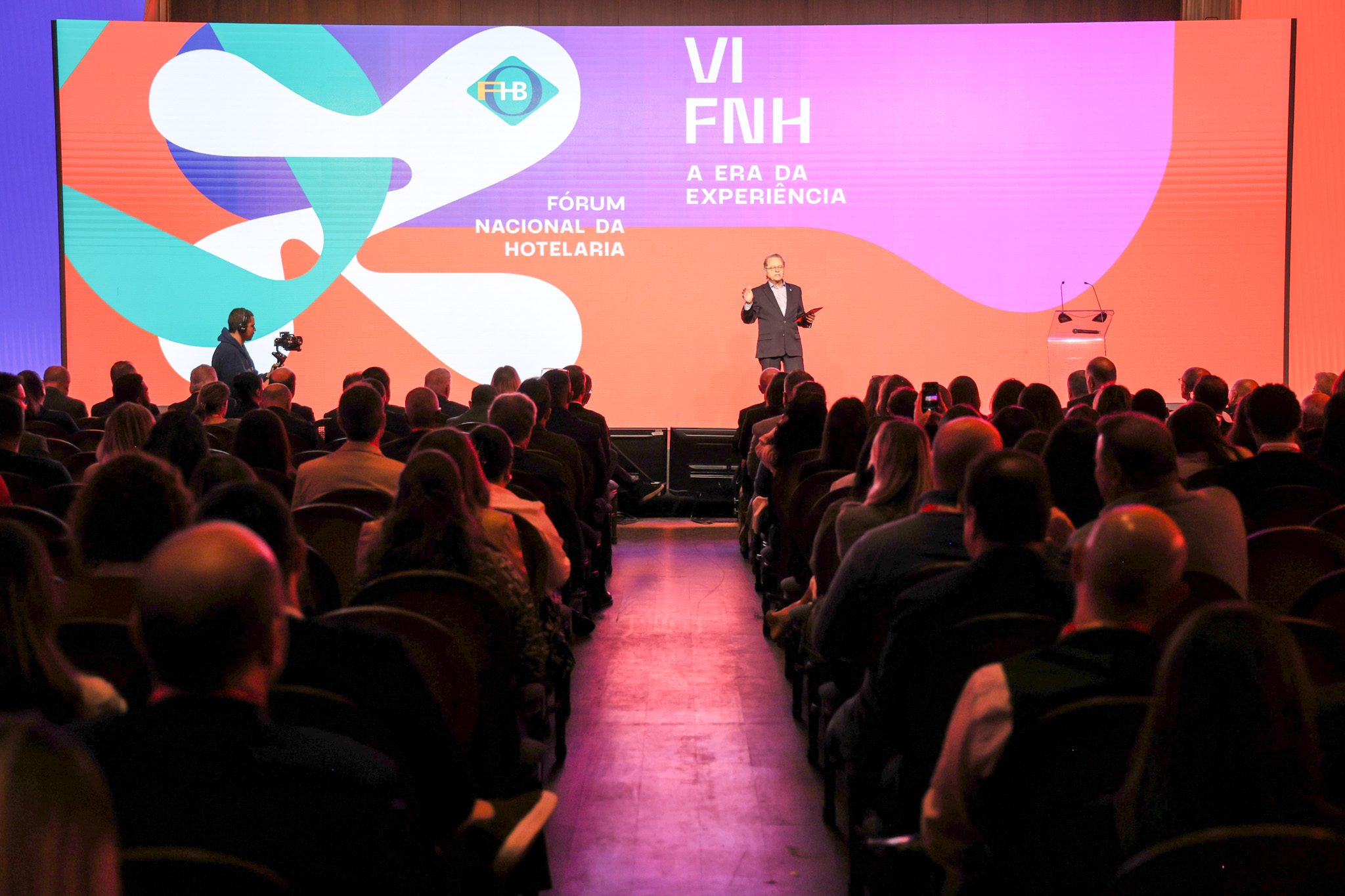 FOHB promove 6° Fórum Nacional de Hotelaria em São Paulo, confira fotos 1 Orlando Souza presidente executivo do FOHB durante o Forum Nacional da Hotelaria FOHB promove 6° Fórum Nacional de Hotelaria em São Paulo, confira fotos