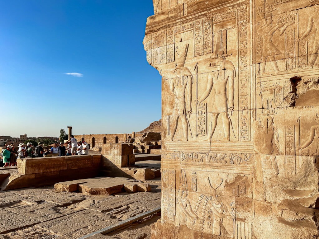 Os deuses Sobek e Hórus estão representados em diversos hieróglifos nas paredes do templo de Kom Ombo Os deuses Sobek e Hórus estão representados em diversos hieróglifos nas paredes do templo de Kom Ombo