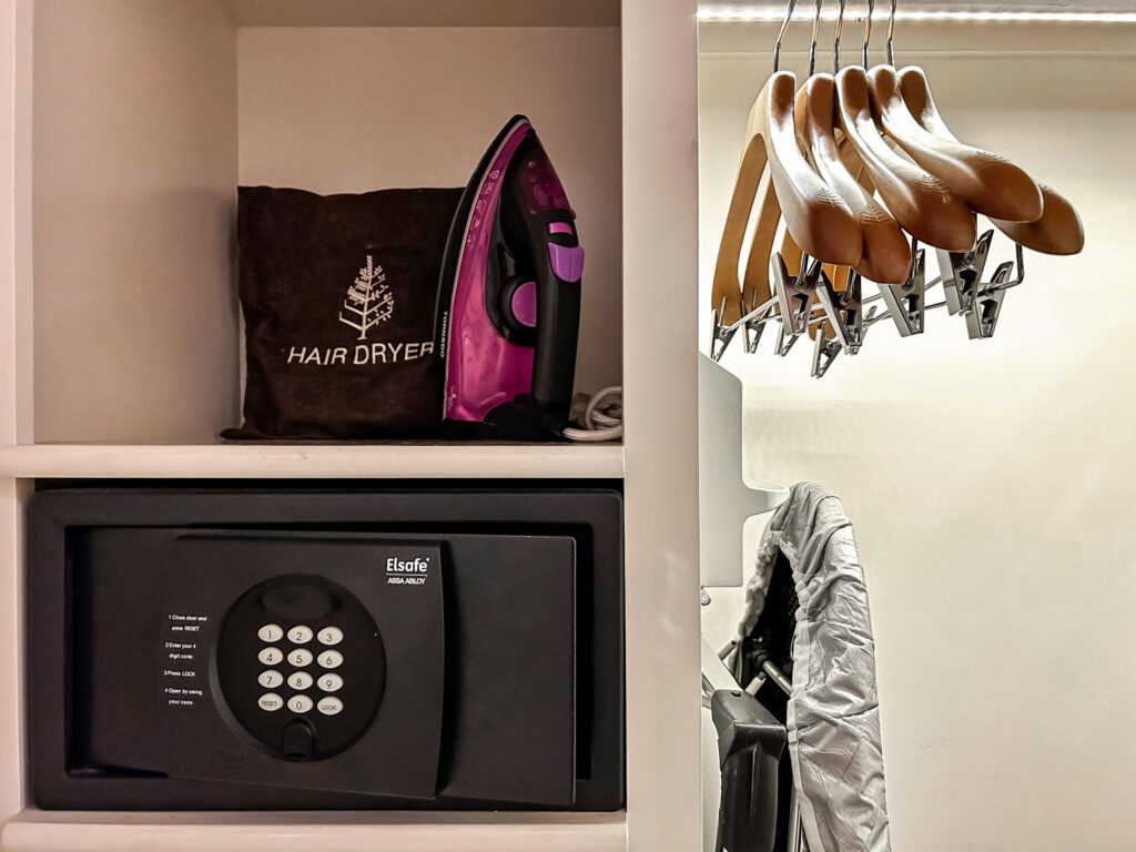 Os quartos oferecem ferro de passar, tábua de passar roupa e cofre no Four Seasons First Residence
