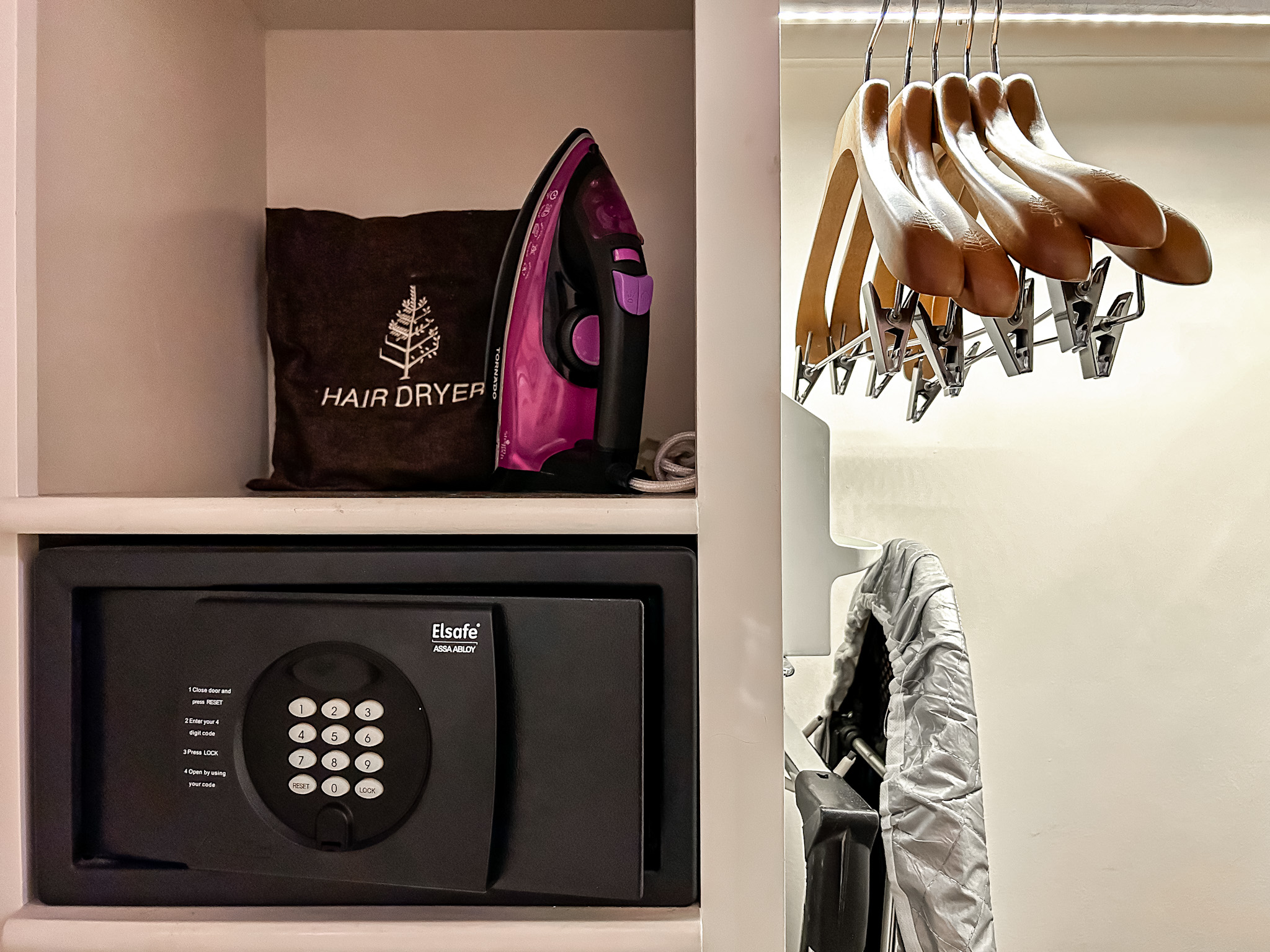 Os quartos oferecem ferro de passar, tábua de passar roupa e cofre no Four Seasons First Residence