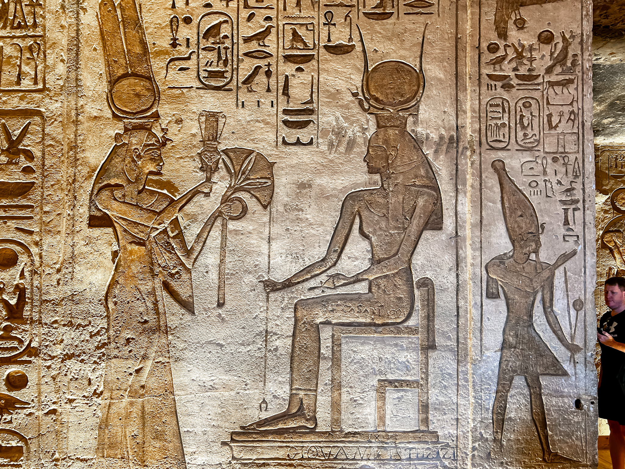 O templo de Nefertari é notável por retratar a rainha em igualdade de condições com o faraó O templo de Nefertari é notável por retratar a rainha em igualdade de condições com o faraó