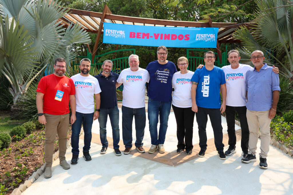 Parceiros do Festival de Viagens com organizadores da feira