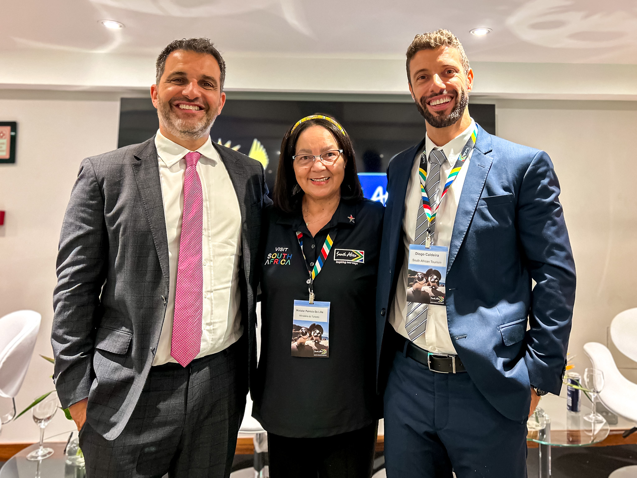 Patricia de Lille, ministra do Turismo da África do Sul entre Marcelo Marques e Diogo Caldeira, sócios na TI Comunicação Patricia de Lille, ministra do Turismo da África do Sul entre Marcelo Marques e Diogo Caldeira, sócios na TI Comunicação