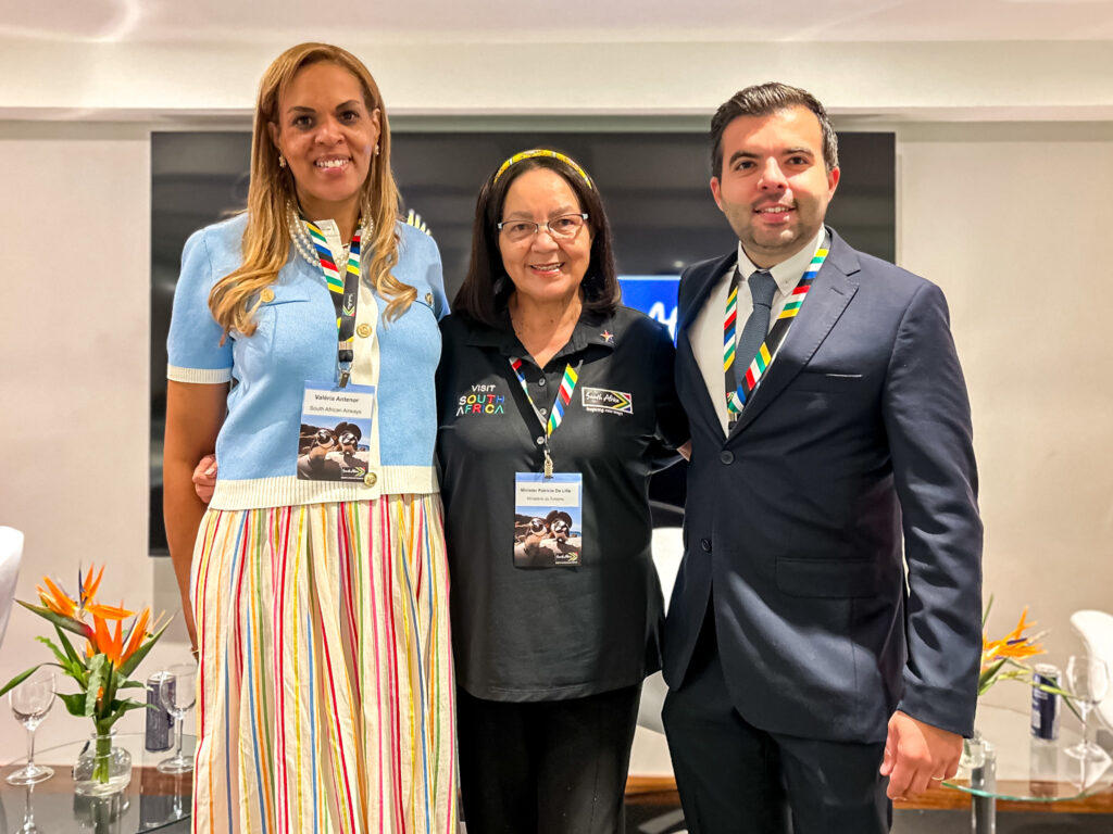 Patricia de Lille, ministra do Turismo’s a África do Sul entre Valéria Antenor e Gabriel Gomes, da South African Airways Patricia de Lille, ministra do Turismo’s a África do Sul entre Valéria Antenor e Gabriel Gomes, da South African Airways