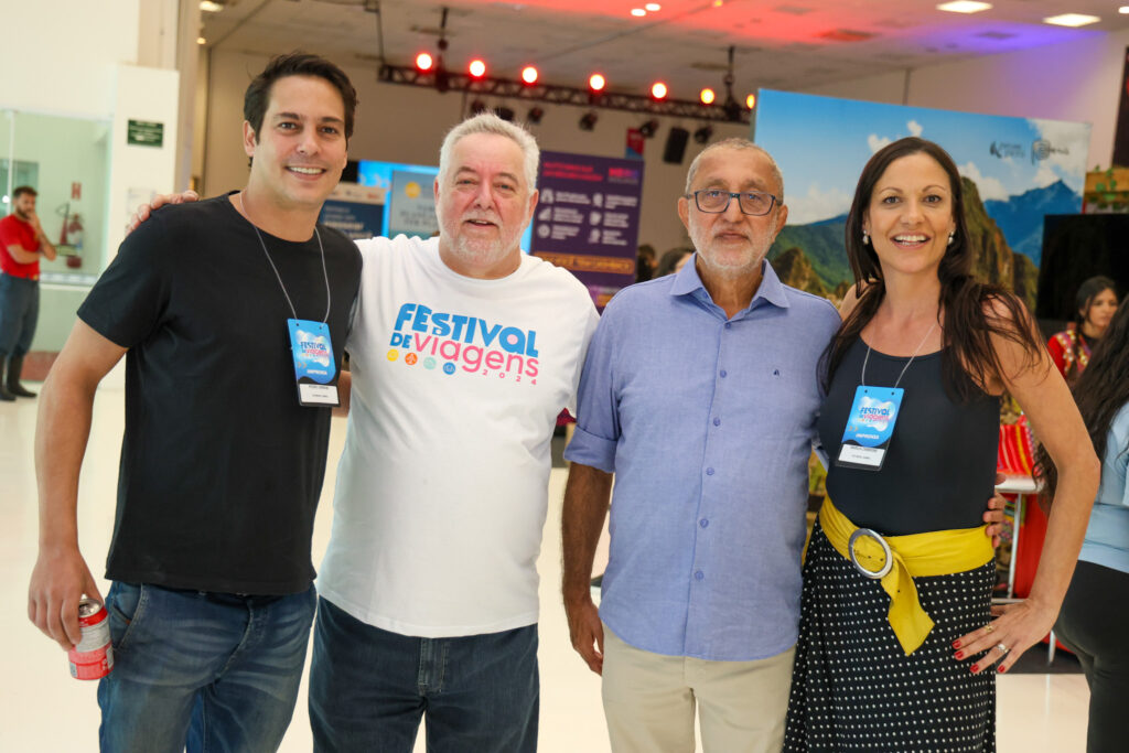 Pedro Zambrone e Marília Zambrone, da TBC, com Michael Barkoczy, do Festival de Viagens e Paulo César Magalhães, secretário de Turismo de Santa Cruz Cabrália BA
