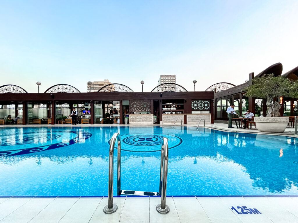 Piscina principal do Four Seasons First Residence