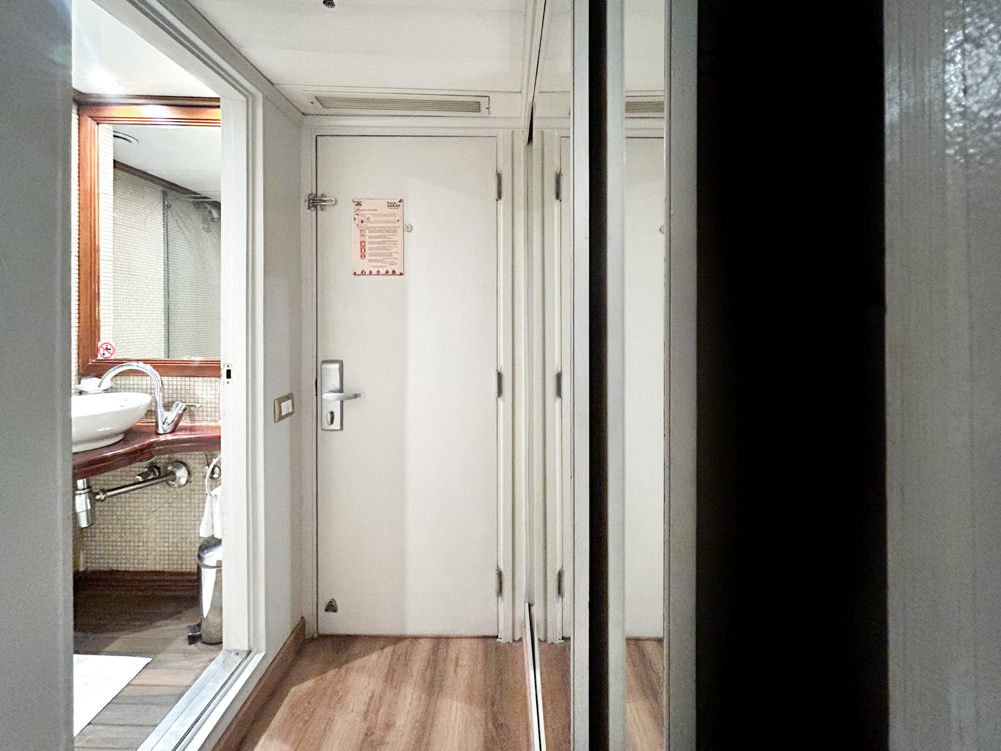 Próximo à entrada da cabine ficam o guarda-roupa e o banheiro Próximo à entrada da cabine ficam o guarda-roupa e o banheiro