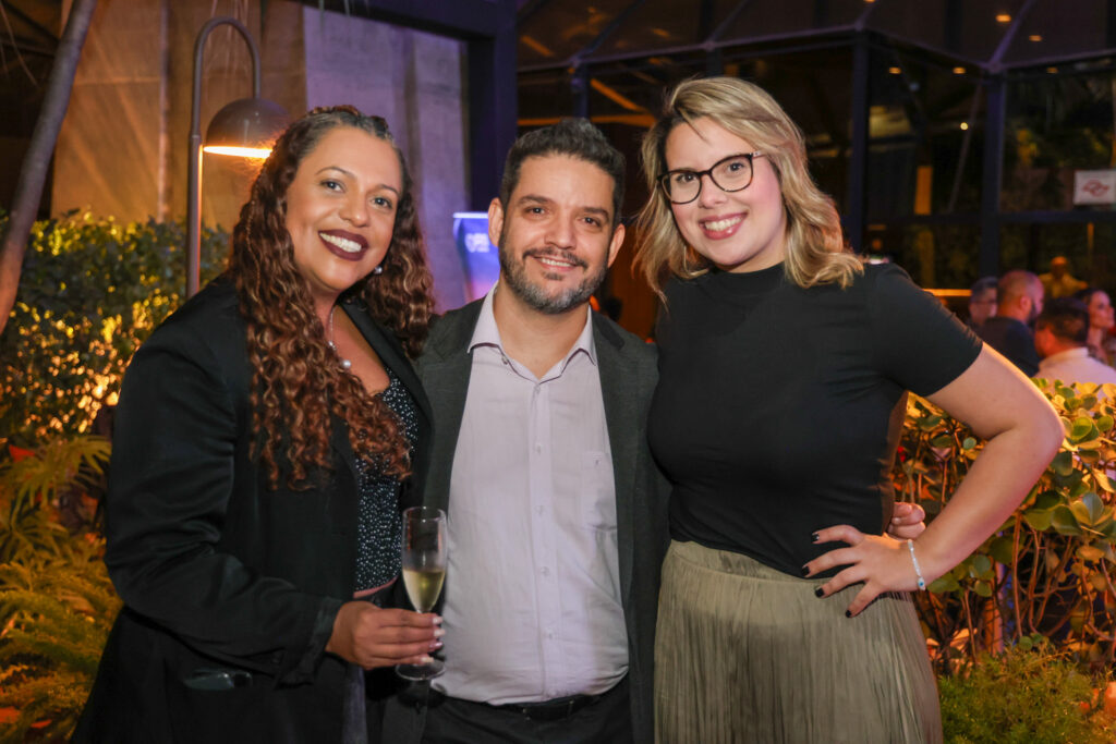 Rafael Tobias, diretor da Mondiale, entre Adriana Almeida e Carolina Sovenhi, da R11