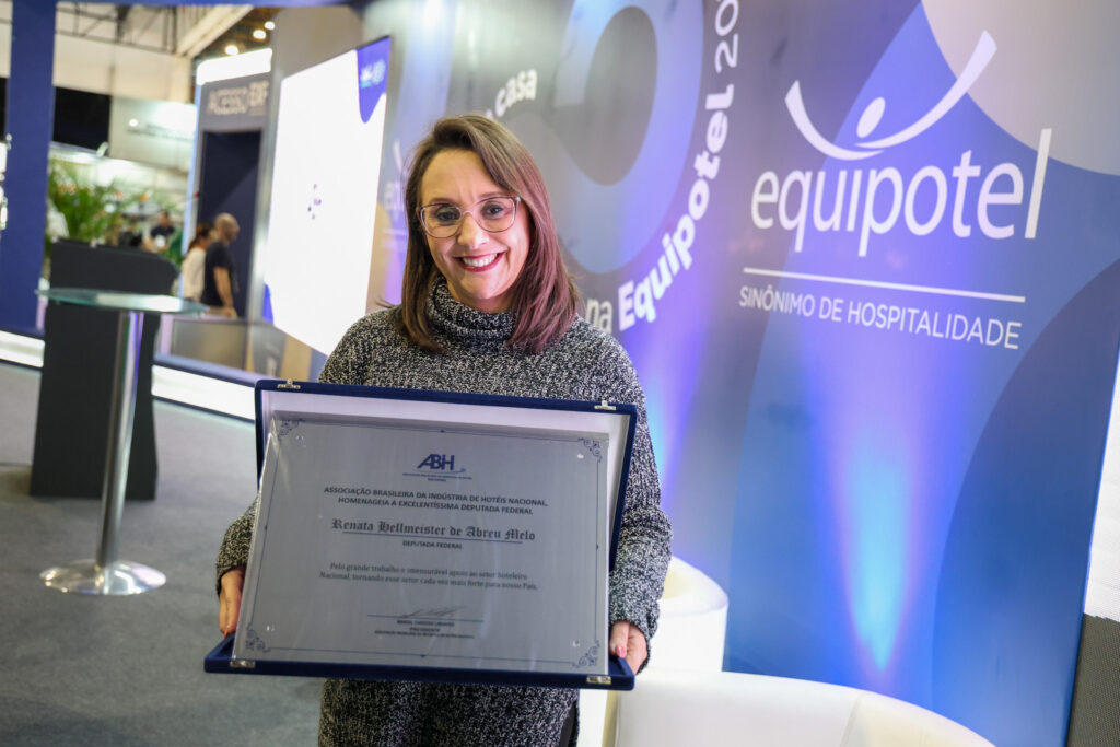 Renata Abreu, deputada federal foi homenageada pela ABIH Nacional