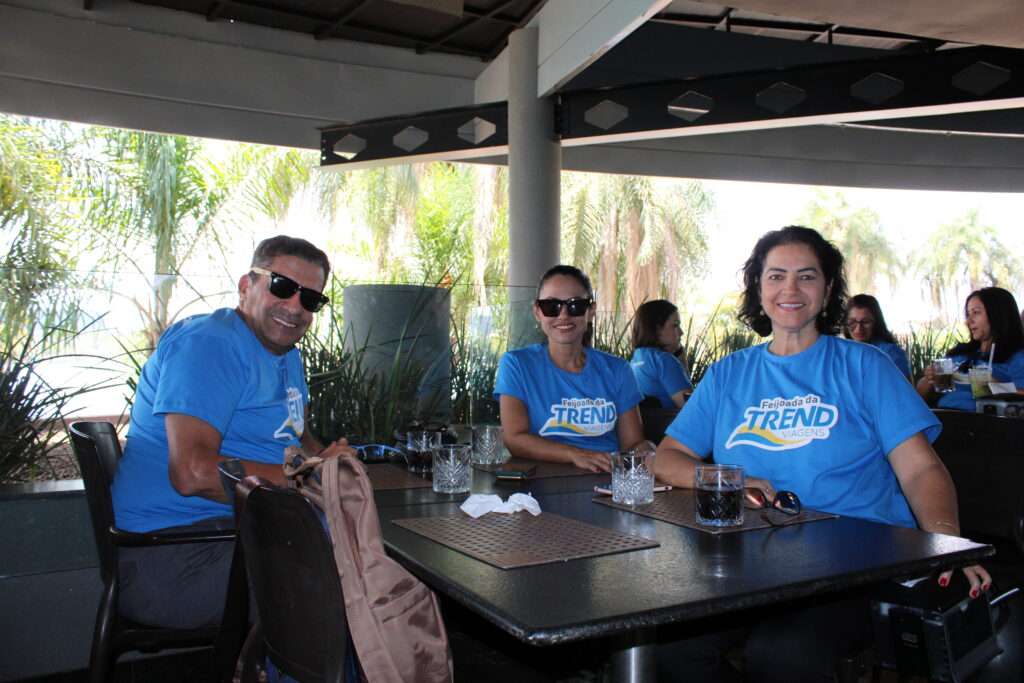 Renata Resende, da Polifit Travel, Marcos Souza e Carol Evangelista, da Costa Maris