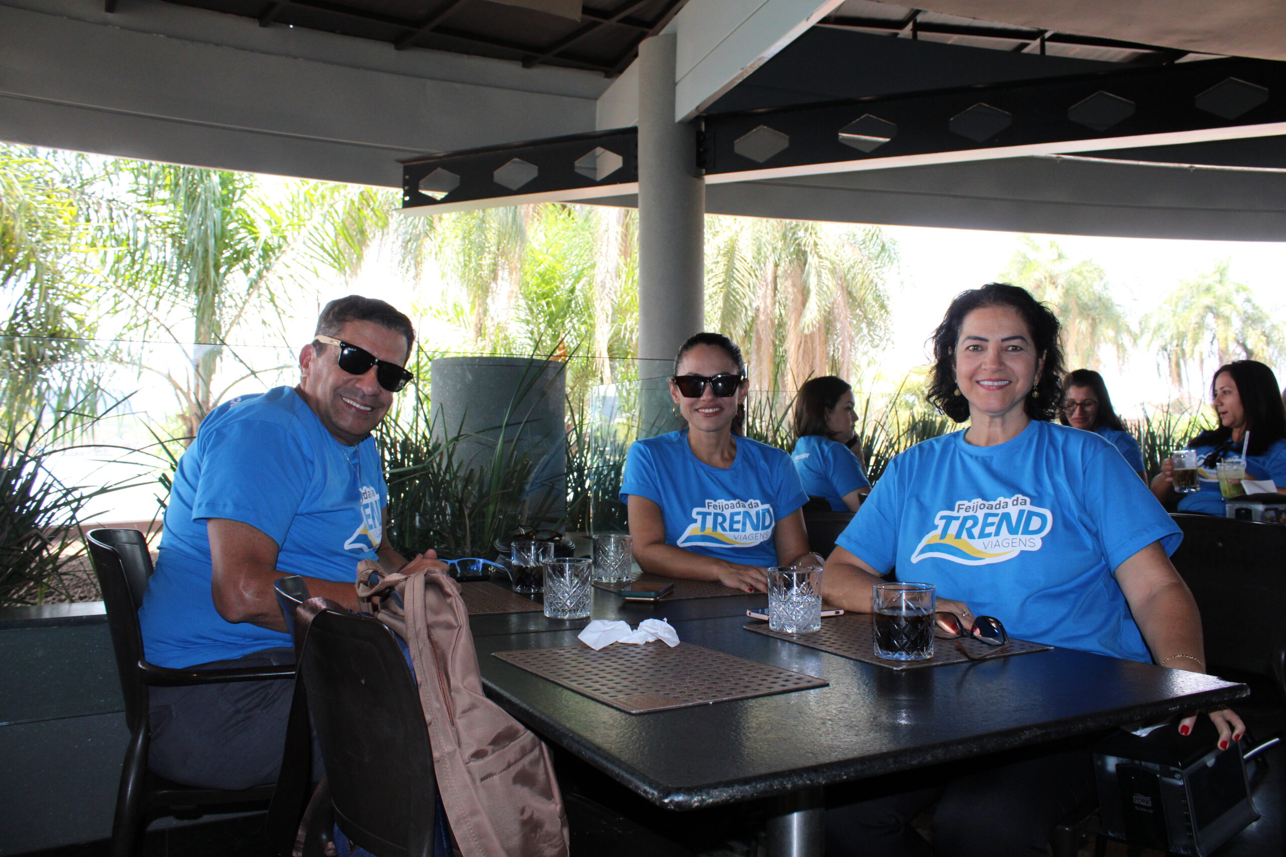 Renata Resende, da Polifit Travel, Marcos Souza e Carol Evangelista, da Costa Maris