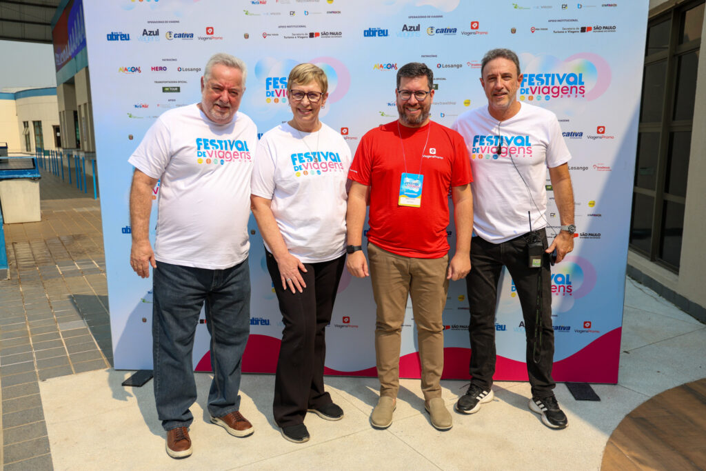 Renato Alves, da ViagensPromo, entre Michael Barkoczy, Barbara Picolo e Fernando Ciavolella, do Festival de Viagens