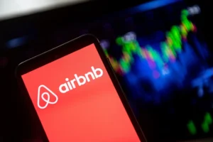 Iniciativa proposta pela Câmara dos Deputados em 09 de julho de 2024 pretende fazer alterações na Lei do Inquilinato, a fim de regulamentar a locação de imóveis residenciais para temporada, como Airbnb ((Reprodução:Getty Image:Época Negócios - Globo)