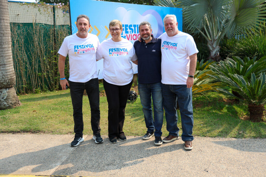 Ricardo Bezerra, da Azul Viagens, entre Fernando Ciavolella, Bárbara Picolo e Michael Barkoczy, do Festival de Viagens