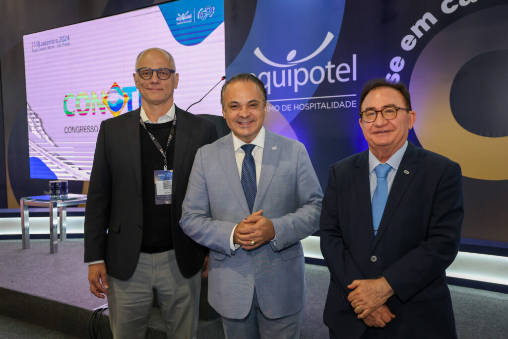 Ricardo Roman, da ABIH-SP, Roberto de Lucena, secretário de turismo do estado de São Paulo e Manoel Linhares, presidente da ABIH Nacional