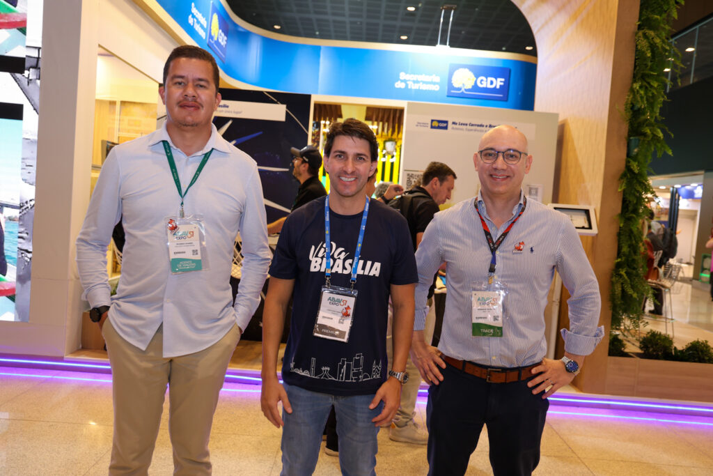Ricardo Soares, da ABARE, Cristiano Araújo, secretário de Turismo do DF, e Henrique Severien, da ABIH-DF
