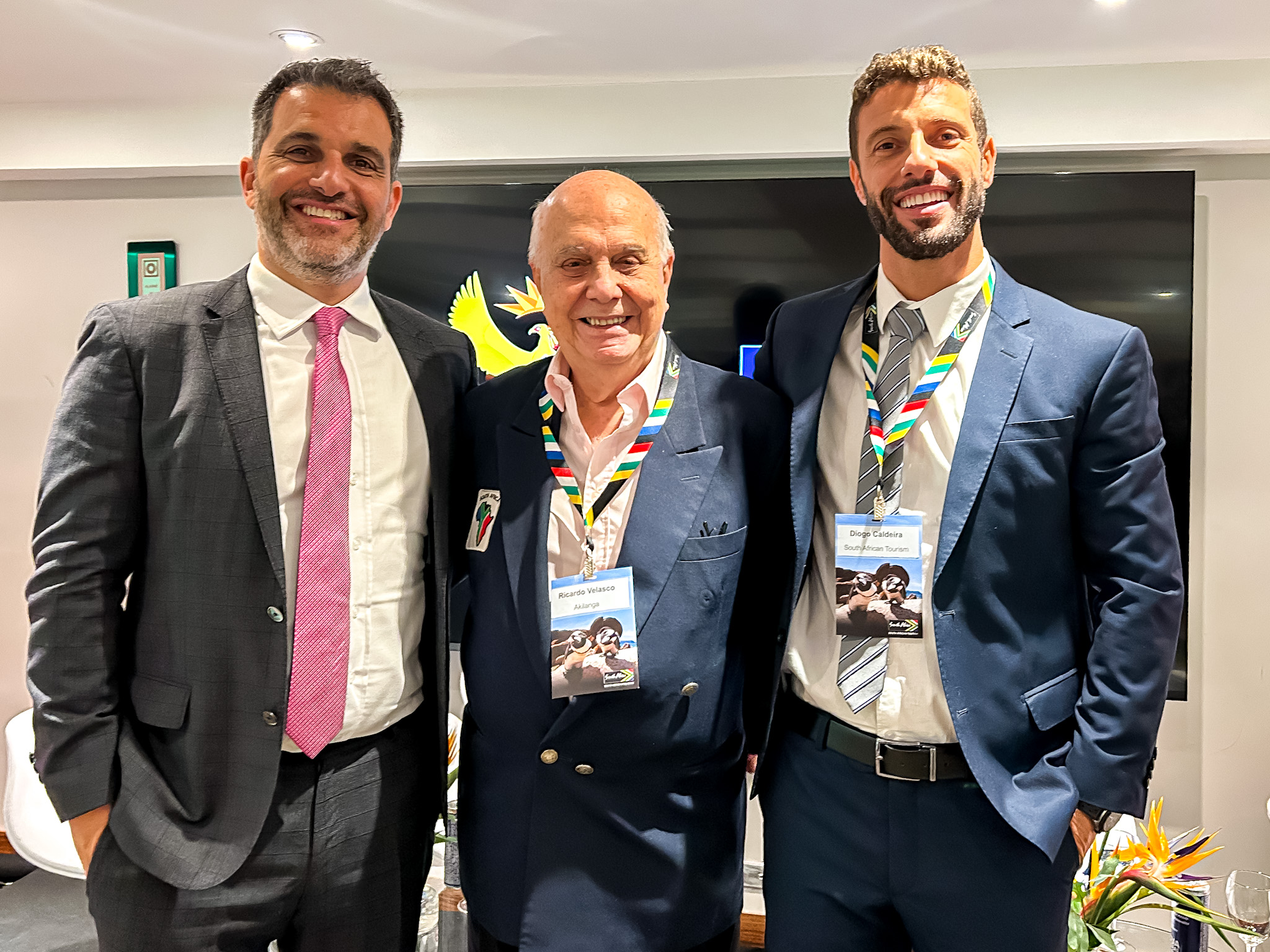 Ricardo Velasco, da Akilanga entre Marcelo Marques e Diogo Caldeira, do Turismo da África do Sul Ricardo Velasco, da Akilanga entre Marcelo Marques e Diogo Caldeira, do Turismo da África do Sul