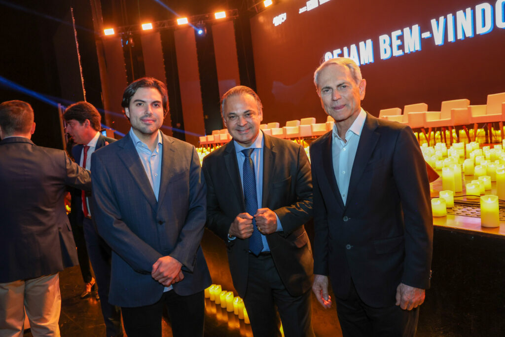 Roberto de Lucena, secretário de Turismo de São Paulo, entre André Octávio Kubitschek e Paulo Octávio, do Plaza Brasília Hotéis