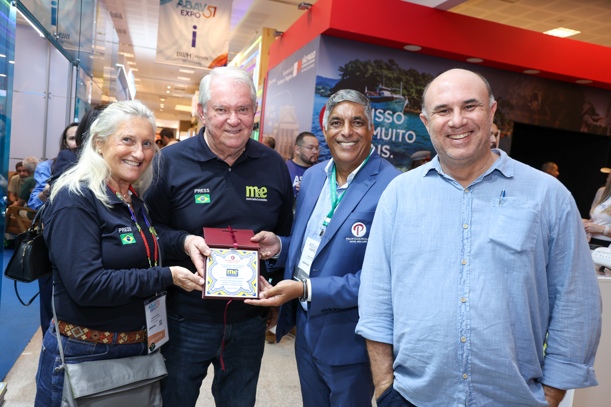 Rosa Masgrau e Roy Taylor, do M&E, Joaquim Neto e Amauri Morais, do Profissionalle Hotel