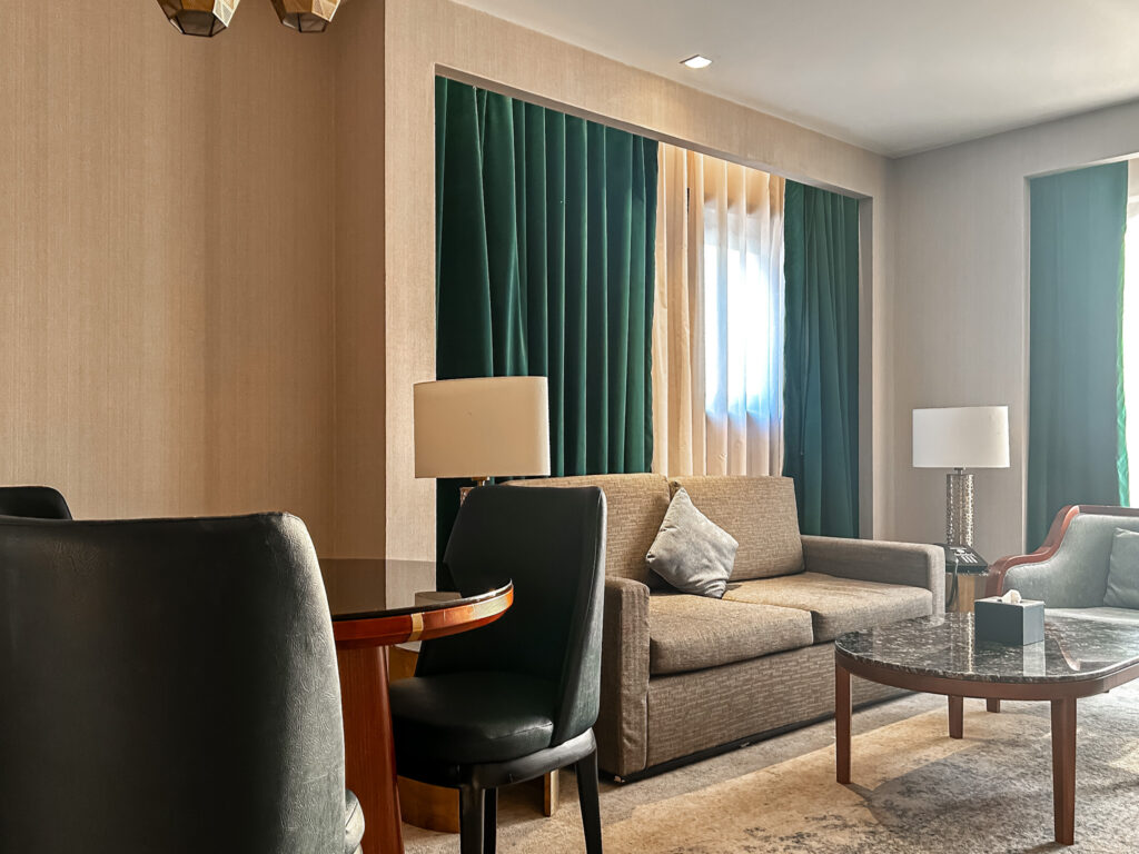Sala de estar da Conrad Nile Suite
