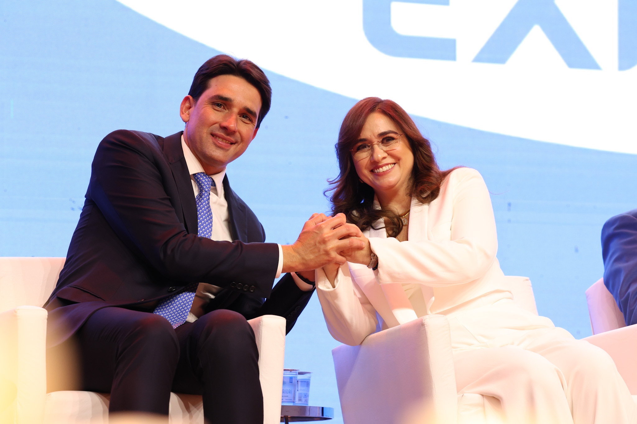 Silvio Costa Filho, ministro de Portos e Aeroportos, e Ana Carolina Medeiros, presidente da Abav Nacional