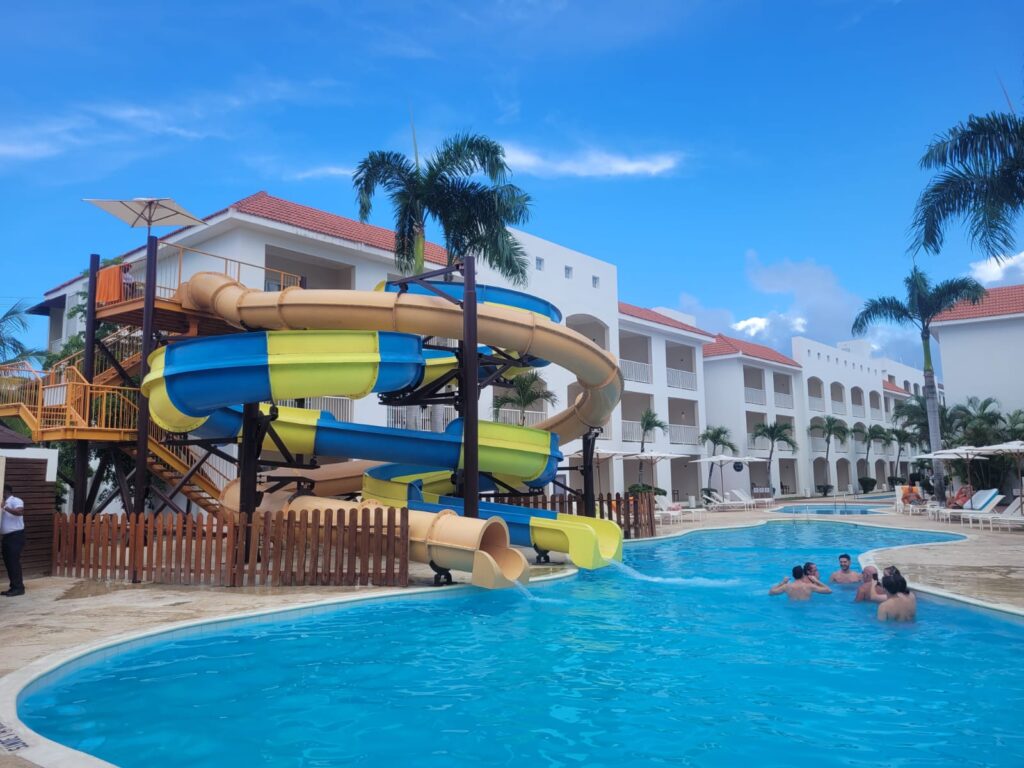 Sunscape Coco Piscina com Tobogã