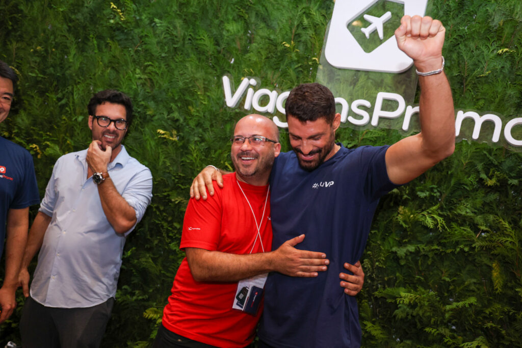 Thiago Benatti, da ViagensPromo, e Cauã Reymond
