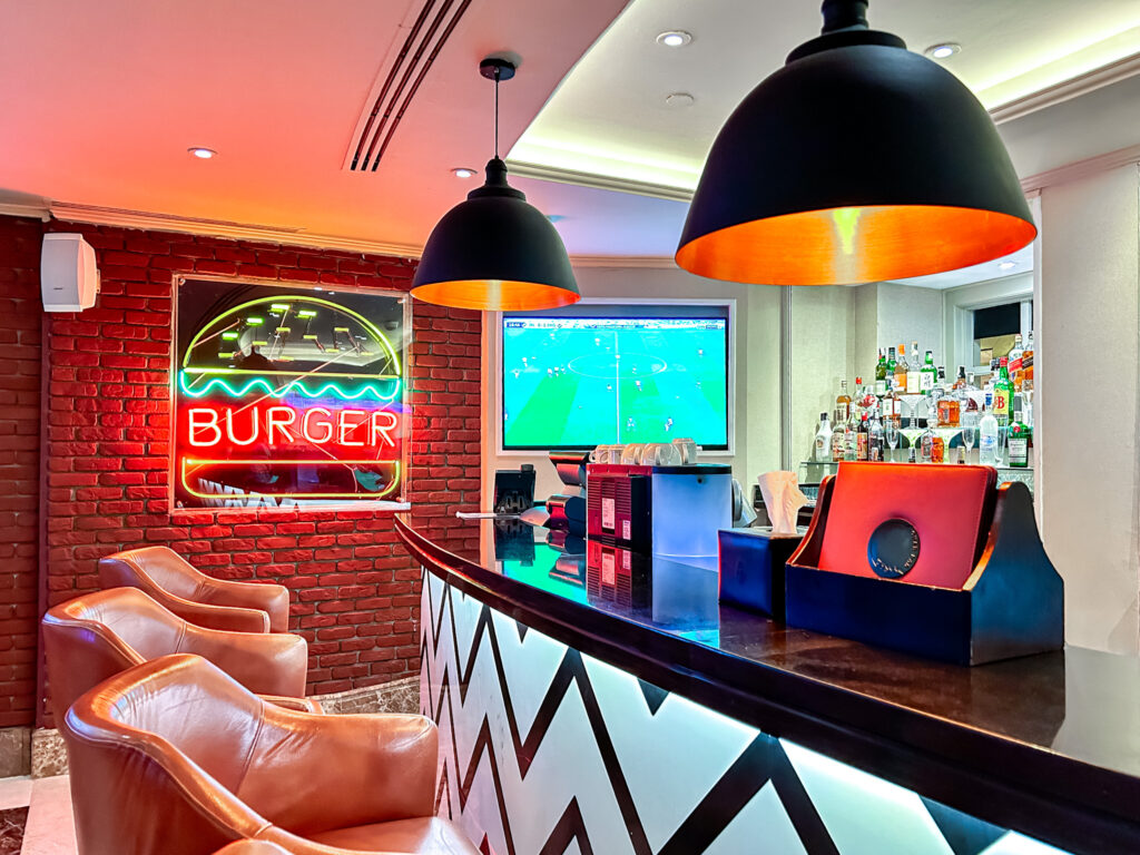 Um bar e hamburgueria no estilo americano está a disposição do hóspede no Four Seasons First Residence
