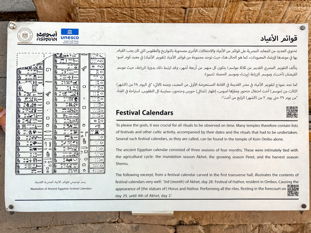 Uma das poucas placas de sinalização e legenda no templo de Kom Ombo, indicando o calendário egípcio Uma das poucas placas de sinalização e legenda no templo de Kom Ombo, indicando o calendário egípcio