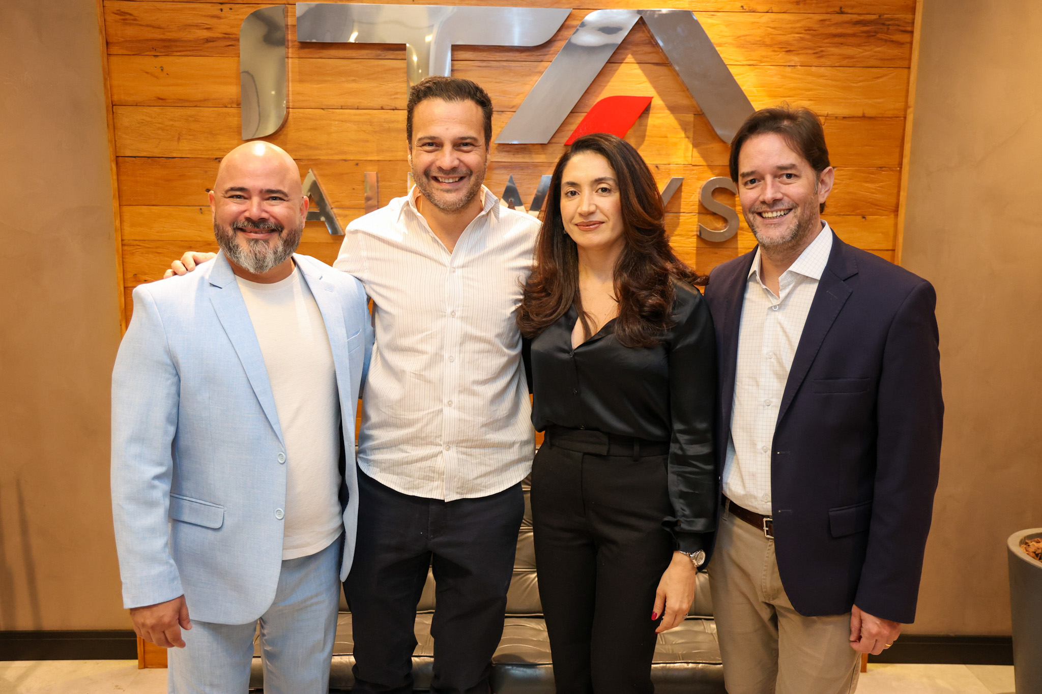 Vanessa Ribeiro e André Sanajoti, da Confiança, entre Murilo Cassino e Diego Lopes, da ITA Airways Vanessa Ribeiro e André Sanajoti, da Confiança, entre Murilo Cassino e Diego Lopes, da ITA Airways
