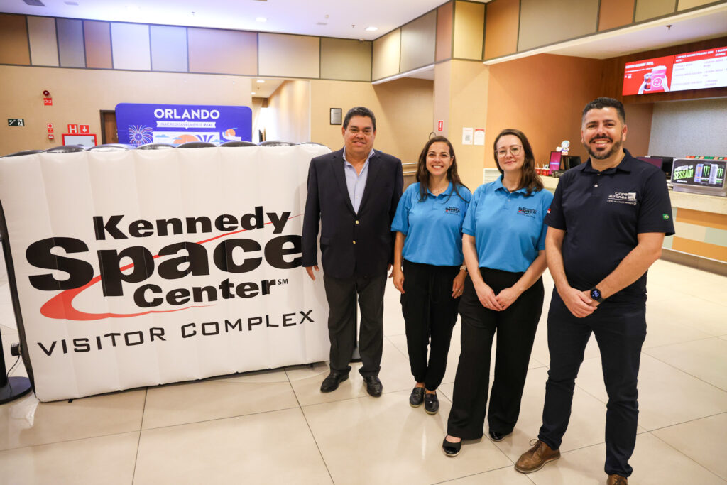 Victor Manjares, CEO do Kennedy Space Center, Claudia Guerra e Juliana Marinotti, do Kennedy Space Center e Rafael de Lucca, da Copa Airlines