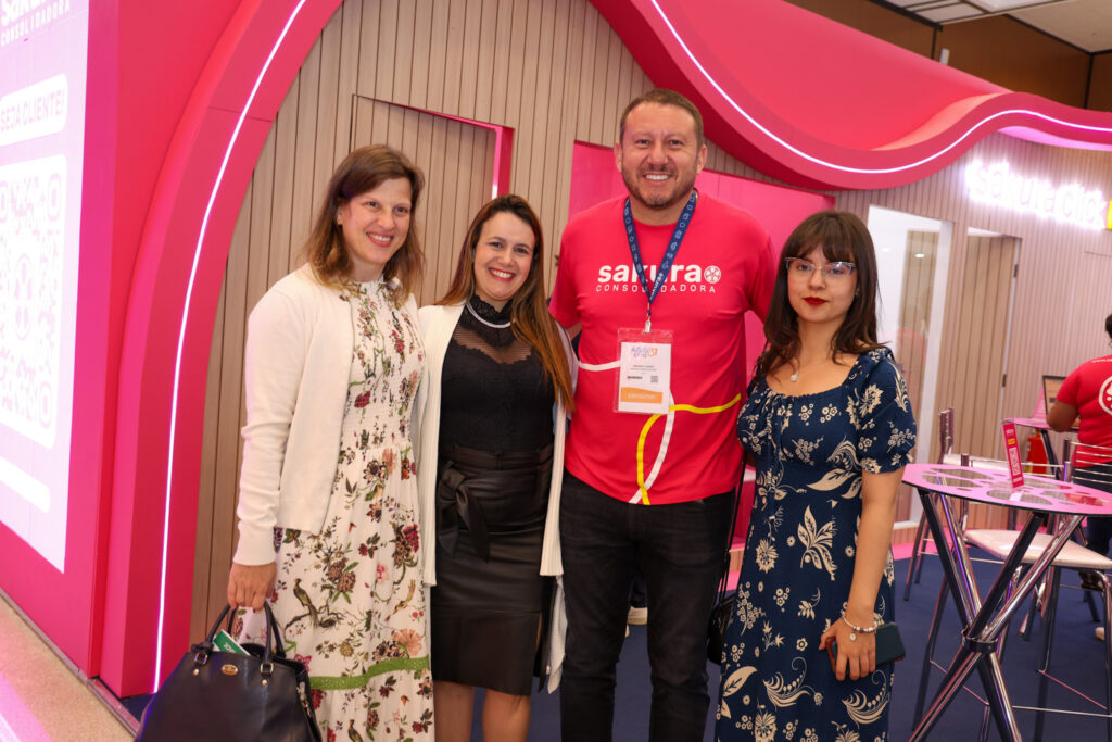 Wagner Chaves, da Sakura, entre Mariana Alcorta, Juliana Assumpção, e Debora Nouzinho, da Abav-SP Aviesp