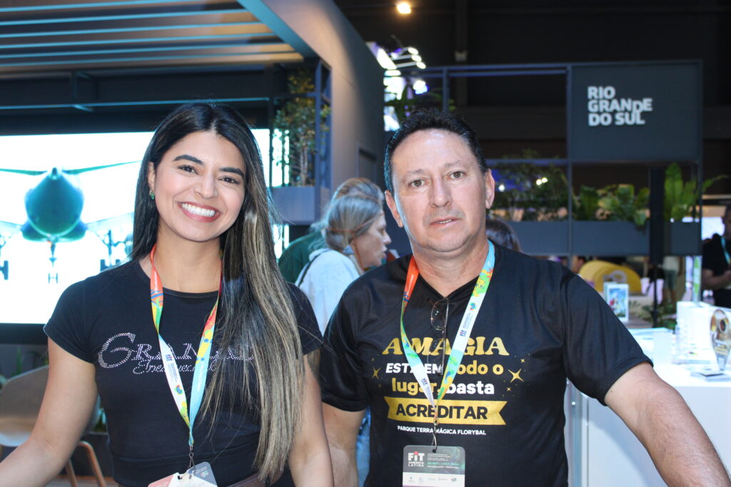 Walquiria Ortiz, da Setur-Gramado, e Alexandre carvalho, do Parque Terra Mágica Florybal