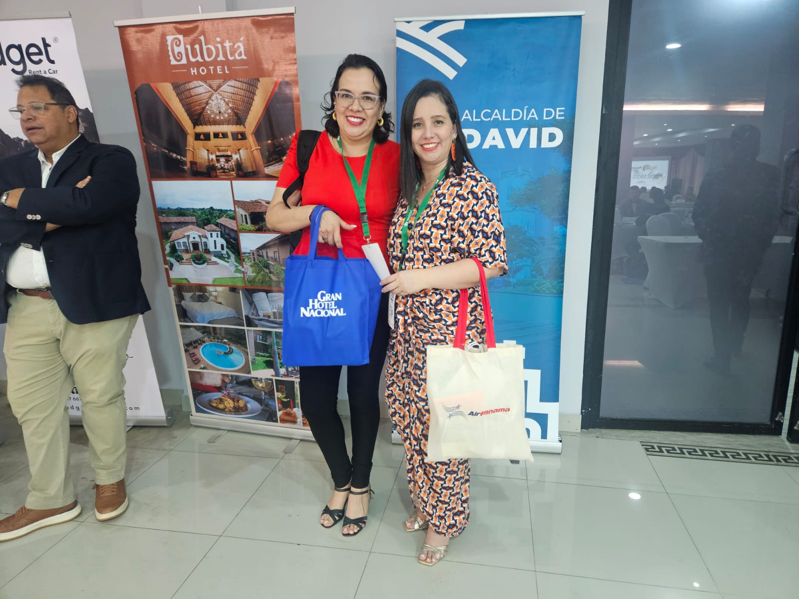 Elizabeth Sarmiento, da Mayorista Team Travel, e Vivian Solano, da Jumbo Tours Elizabeth Sarmiento, da Mayorista Team Travel, e Vivian Solano, da Jumbo Tours