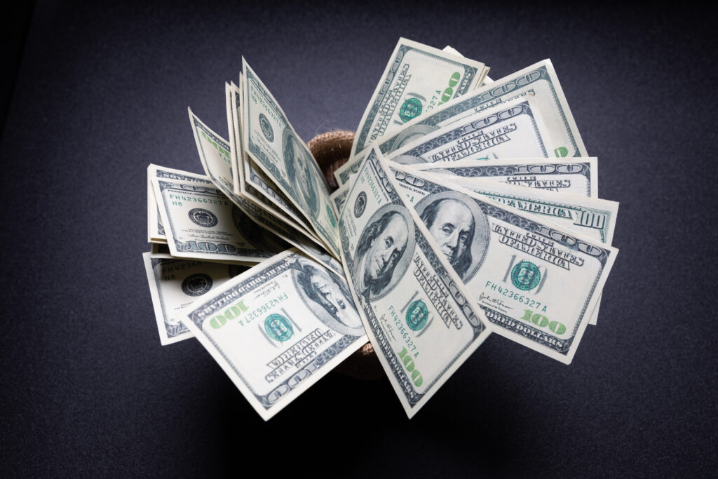 Dólar dispara após fala de Trump e pressiona economia brasileira 1 Procura por dólar apresentou queda no mercado de câmbio em agosto, aponta Travelex Confidence