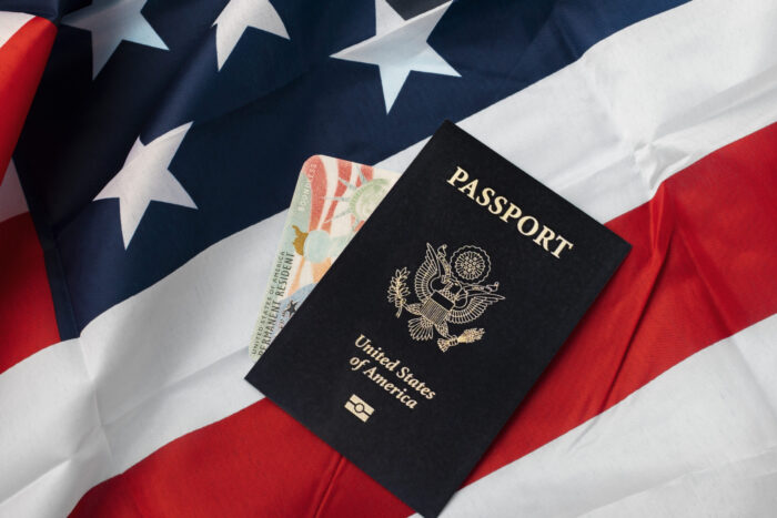 Cidadãos americanos podem renovar seus passaportes online a partir de hoje (18) 1 flat lay green card passport scaled e1726665658571 Cidadãos americanos podem renovar seus passaportes online a partir de hoje (18)