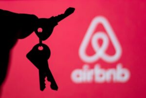 Entidades do setor alegam injustiças e incoerências na competição entre aluguéis por temporada, como Airbnb, e hotelaria (Reprodução/Go Outside/Shutterstock)