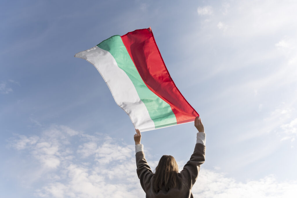 woman holding bulgarian flag outside Projeto para conceder cidadania italiana a filhos de estrangeiros é rejeitada pela Câmara dos Deputados