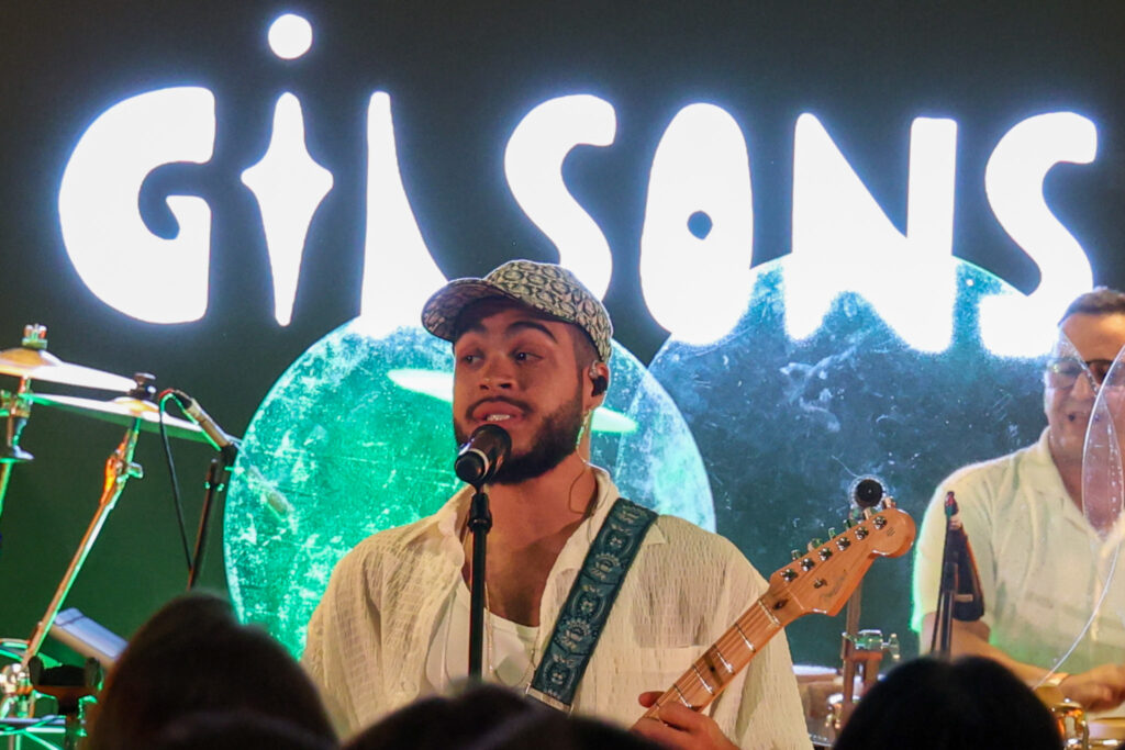 Francisco Gil, filho de Preta Gil e integrante da banda