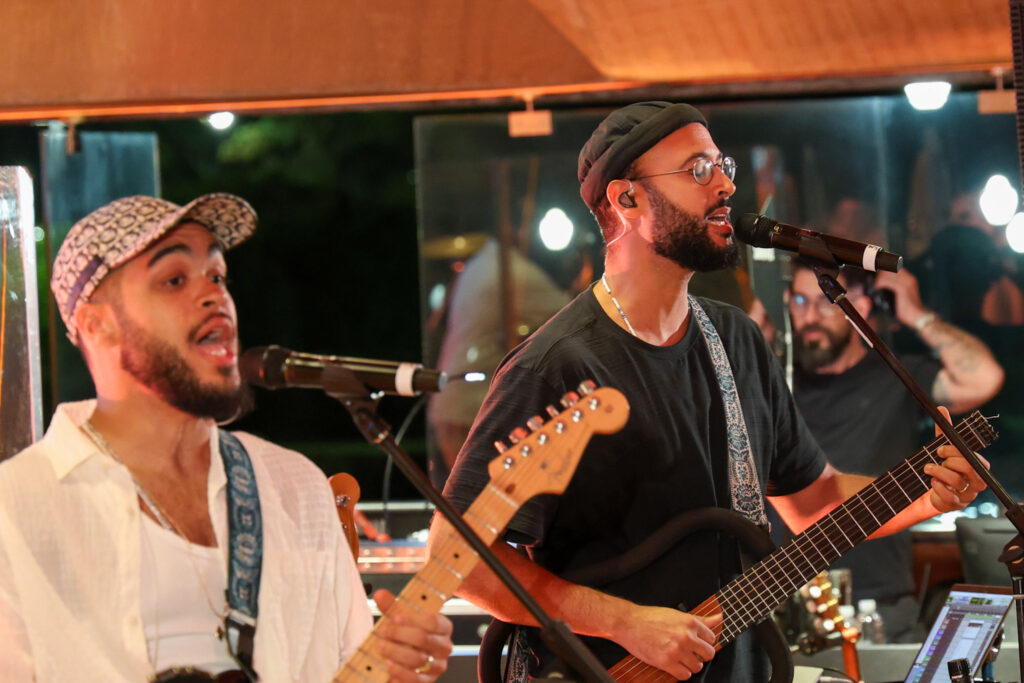 Formada por filho e netos de Gilberto Gil, o trio Gilsons agitou a noite