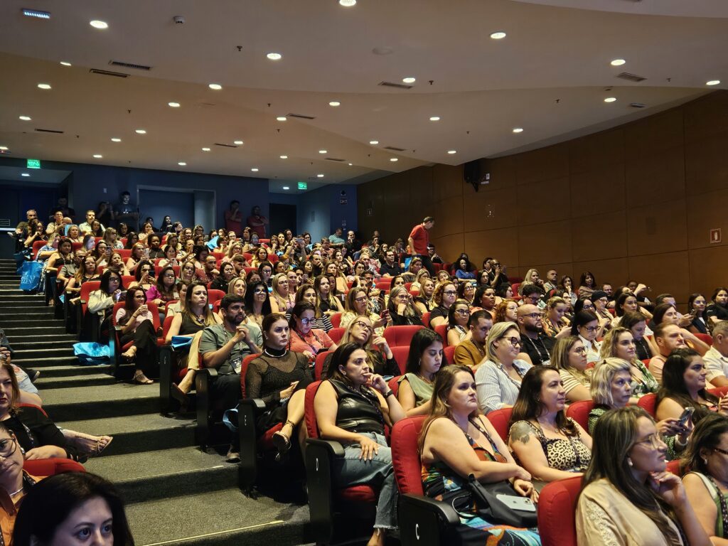 Agentes de viagens no auditório do evento da Diversa Turismo