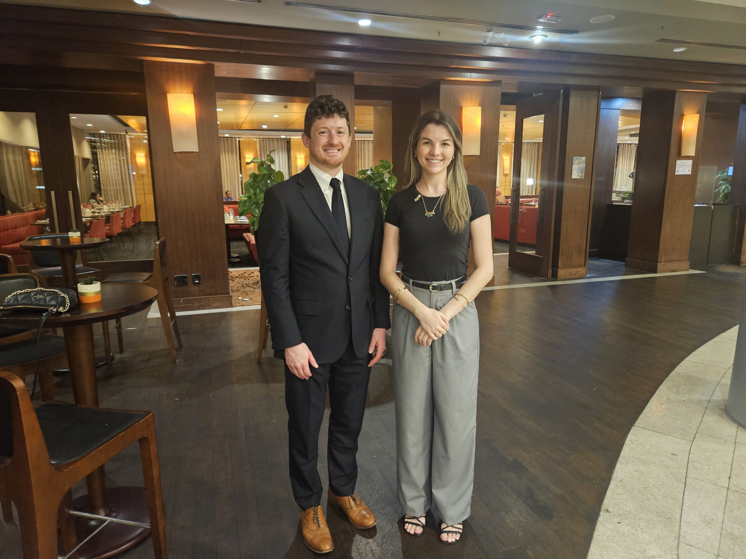 Nathan Traurig, cônsul comercial dos Estados Unidos, e Emanuelle De Nadal Luz, especialista comercial para Turismo