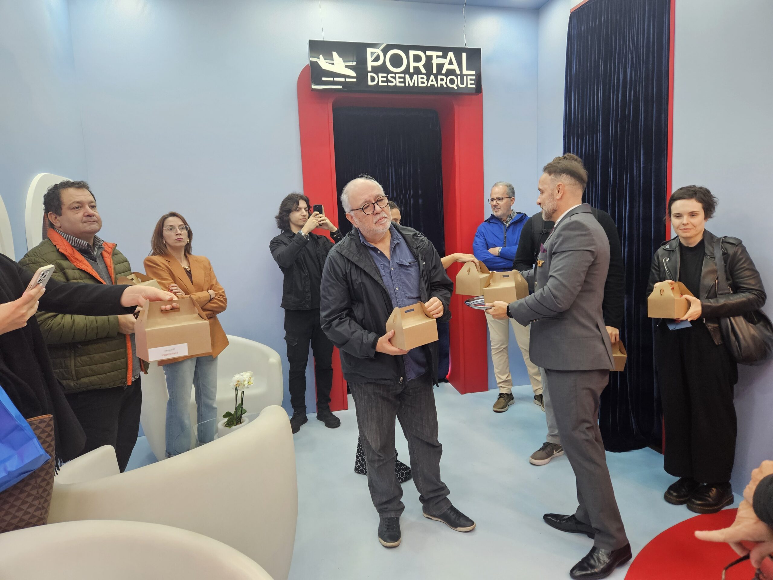 Entrega dos kits com snacks Entrega dos kits com snacks
