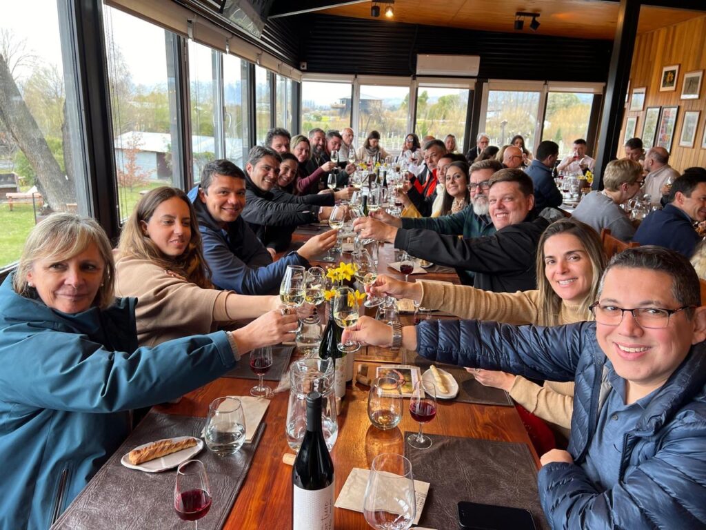 Equipe e associados Braztoa degustando vinhos e brindando