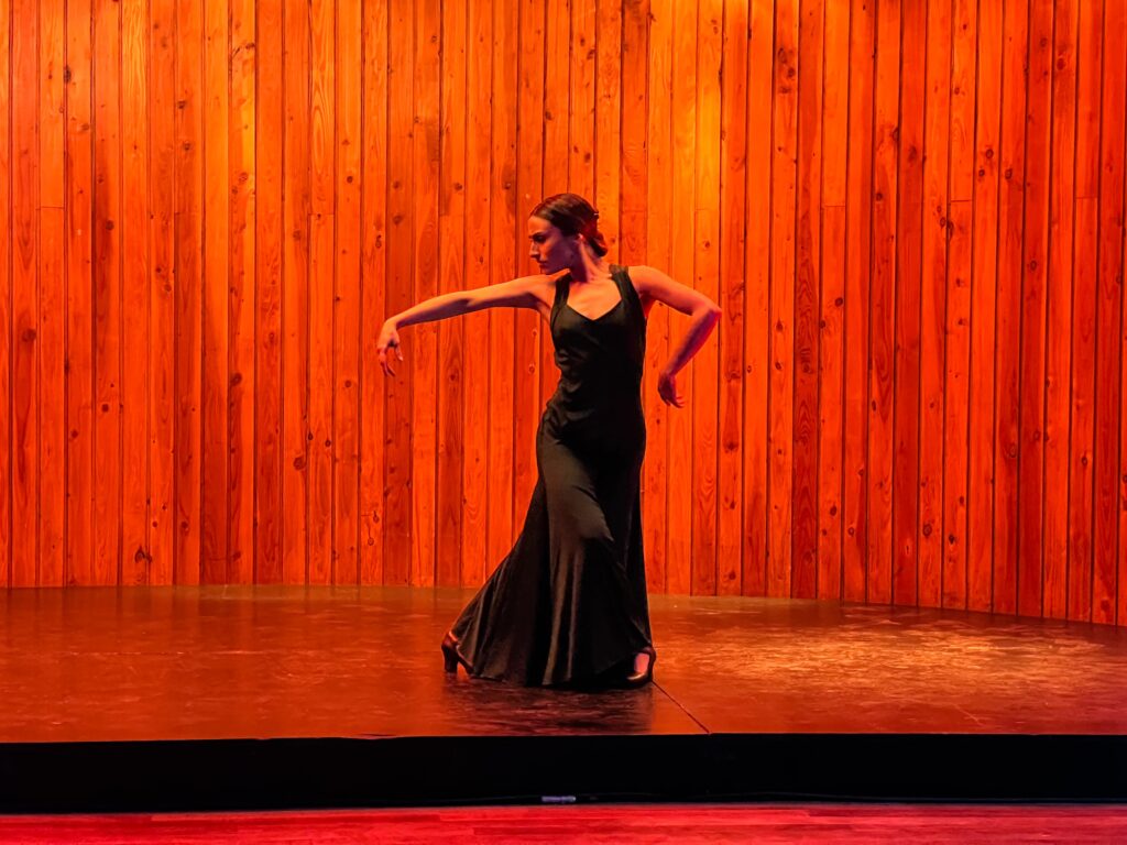 Apresentação de dança durante cerimônia de encerramento