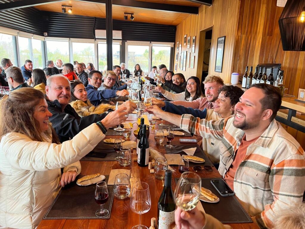 Equipe e associados Braztoa degustando vinhos e brindando