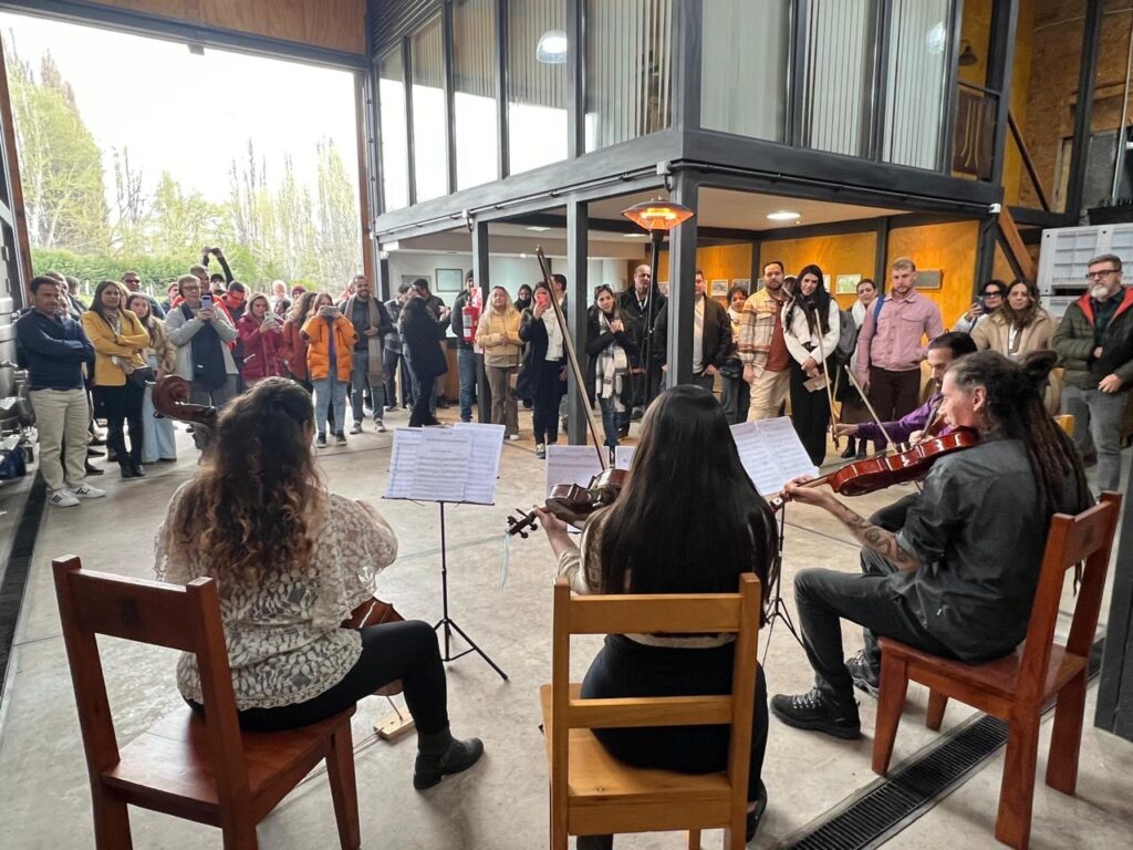 Participantes assistindo à apresentação de música clássica