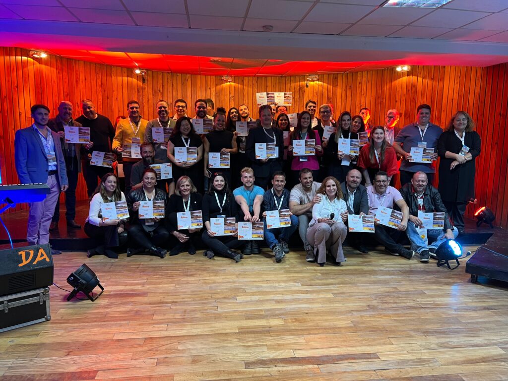 Equipe, associados e autoridades com certificados de Chubut